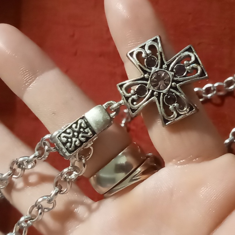 Premier design designer collar  necklace 18 + 2 in .long .Cross pendant